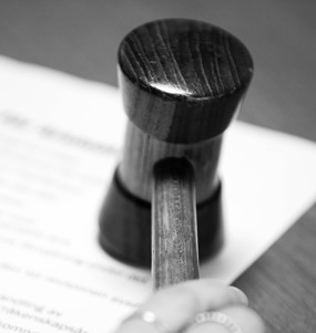 Beslutsklubba på papper från myndighet.