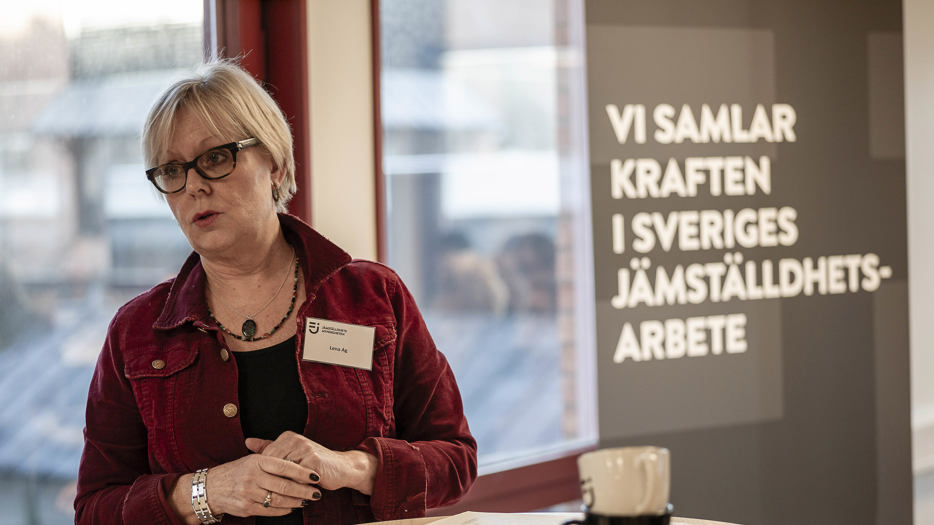 Generaldirektör Lena Ag från Jämställdhetsmyndigheten talar.