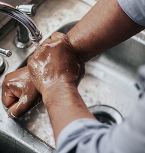 man tvättar händerna