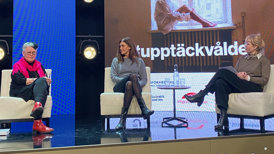 En bild som visar tre personer som sitter i varsin fåtölj på en scen, Hanna Olsson, Katarina Björkgren Och Gabriella Ahlström, panelsamtal, inomhus.