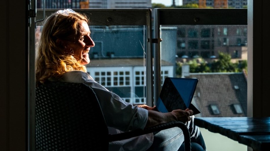 Kvinna på balkong i digitalt möte