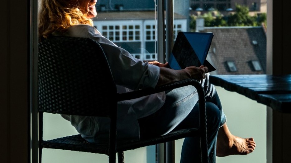 Kvinna på balkong i digitalt möte