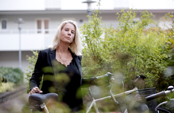 Socialchef Sandra Säljö från Herrljunga kommun står utomhus vid en cykel. Foto av Tobias Andersson och Tidningen Chef