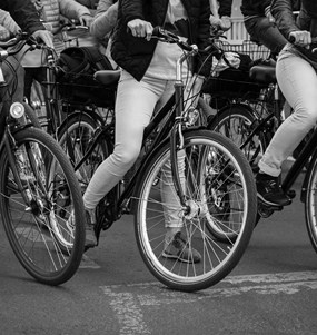 Cyklister i stadsmiljö.