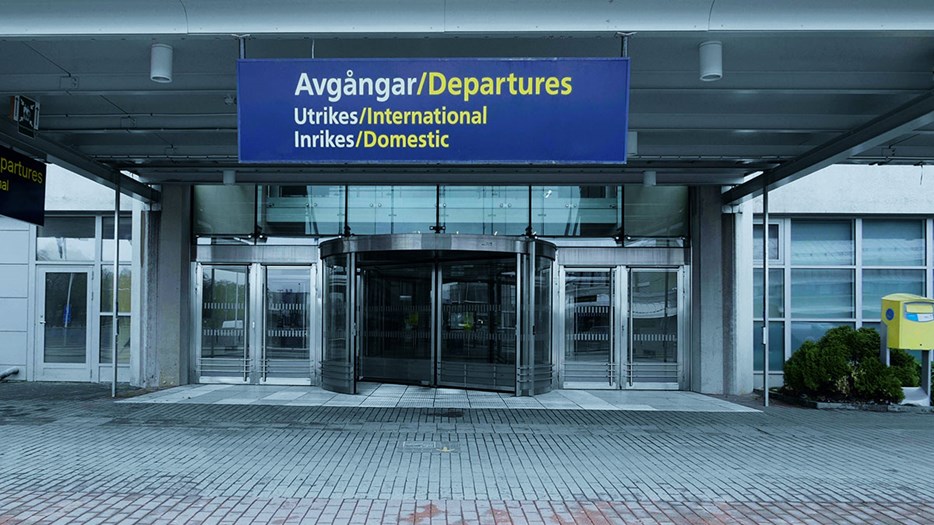 En ingång till Arlanda. På skylten står det Avgångar/Departures Utrikes/International Inrikes/Domestic