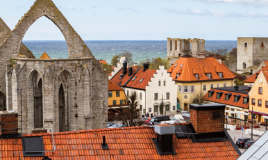 Vy över centrala Visby med ruiner och gamla hus.