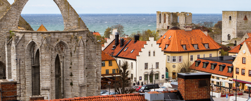 Vy över centrala Visby med ruiner och gamla hus.