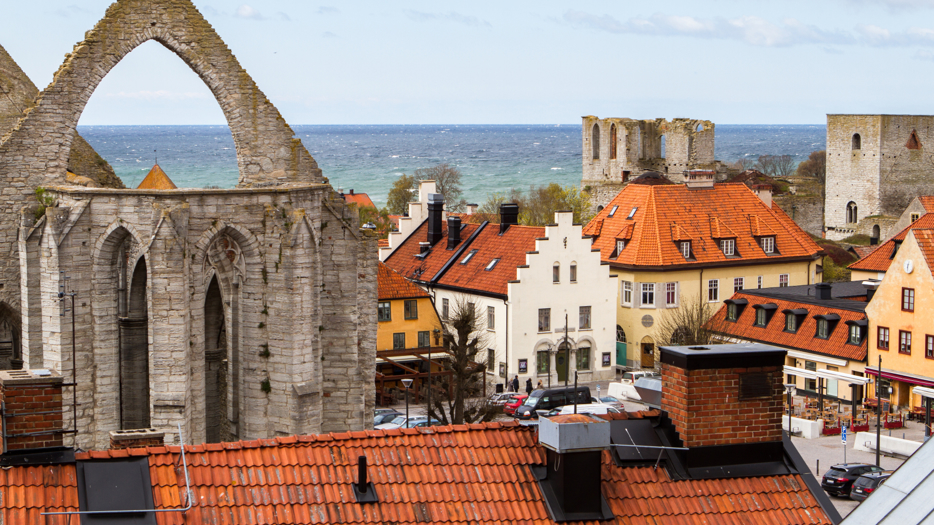 Vy över centrala Visby med ruiner och gamla hus.