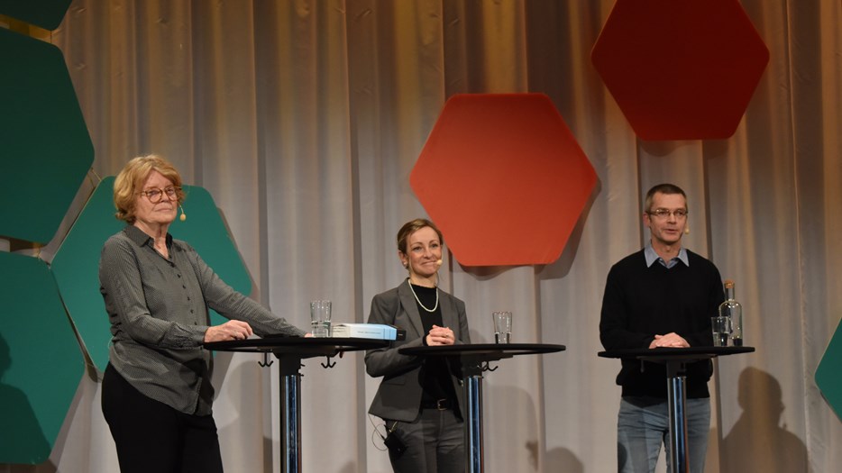 Utredaren Sara Andersson på scen tillsammans med Lise Bergh och Jens Sandahl under konferensen Forum Jämställdhet