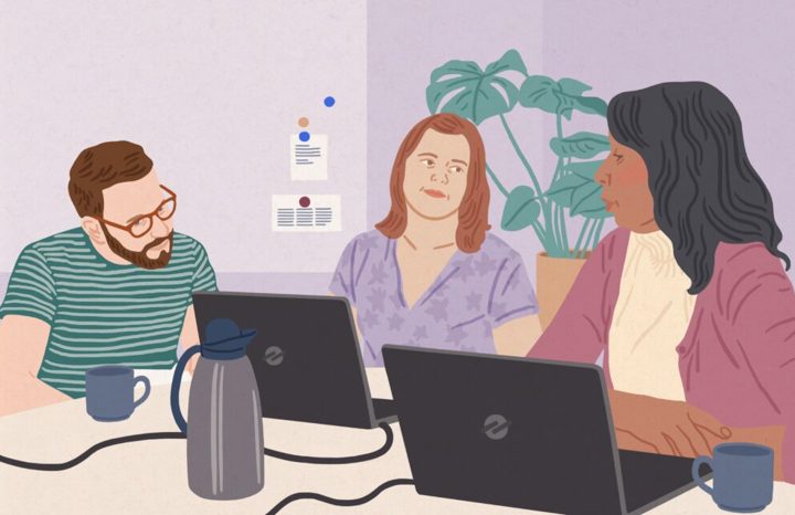 En tecknad illustration av en man och två kvinnor som samtalar runt två laptops. Det står en kaffetermos och två kaffekoppar på bordet. 