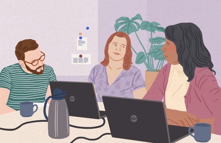 En tecknad illustration av en man och två kvinnor som samtalar runt två laptops. Det står en kaffetermos och två kaffekoppar på bordet. 