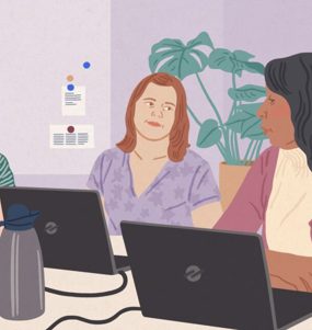 En tecknad illustration av en man och två kvinnor som samtalar runt två laptops. Det står en kaffetermos och två kaffekoppar på bordet.
