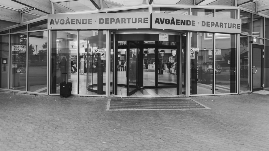 Snurrdörrar i entren till en svensk flygplats