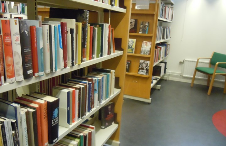 Bokhyllor inne en typisk biblioteksmiljö