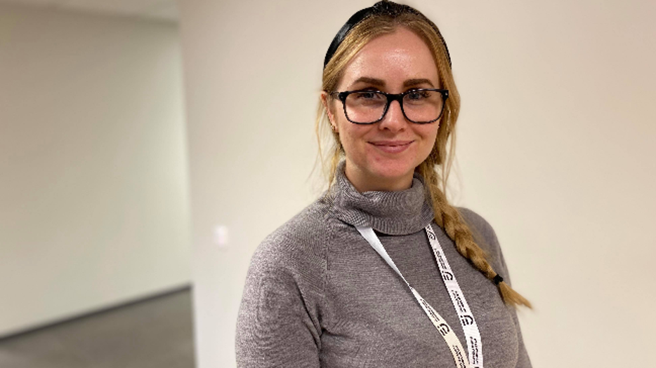 En bild som visar Madelene Larsson, utredare på Jämställdhetsmyndigheten. Hon är inomhus, leende, tittar in i kameran.
