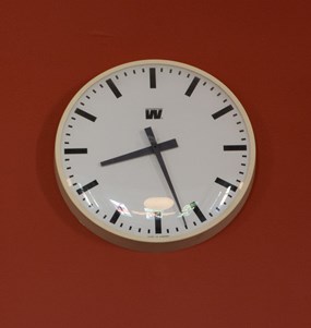 En klocka som visar tid