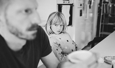 Barn i fokus tittar argt på sin pappa som också är arg och tittar ut ur bilden 