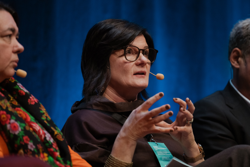 Närbild på Jurgita som gestikulerar.