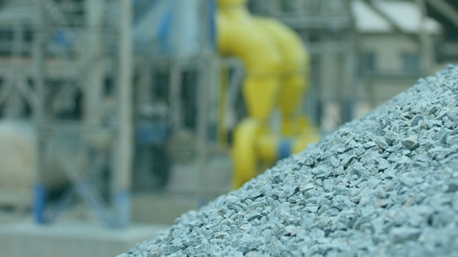 Grus i förgrunden av en gruva.