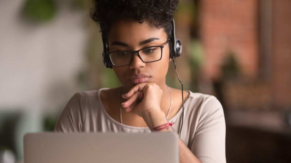 Student eller ung forskare arbetar vid dator.