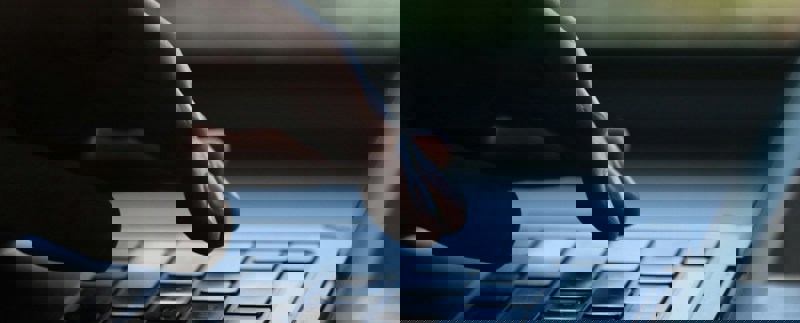 Fingrar som vidrör ett tangentbord