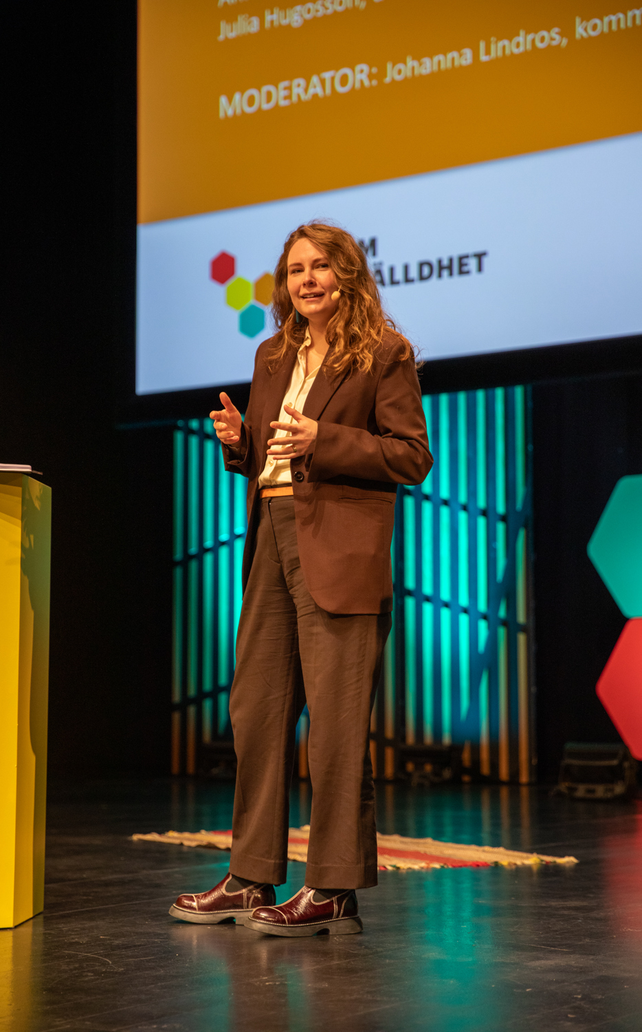 Julia Hugoson talar på scen.