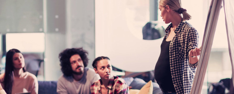 En gravid kvinna håller i ett möte