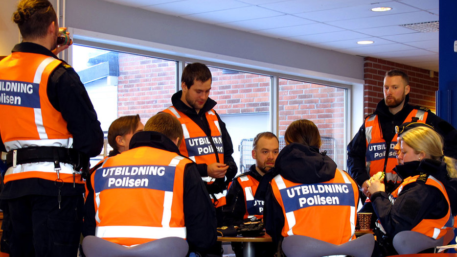Polisstudenter i grupp fikar.