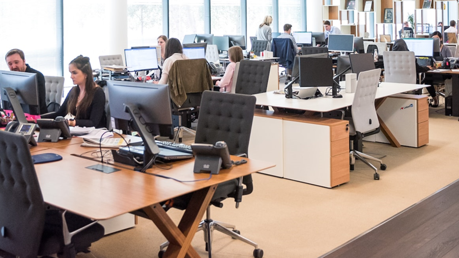 Kontorslandskap med kvinnor och män