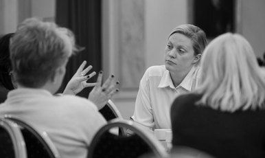Fyra personer engagerade i ett samtal.