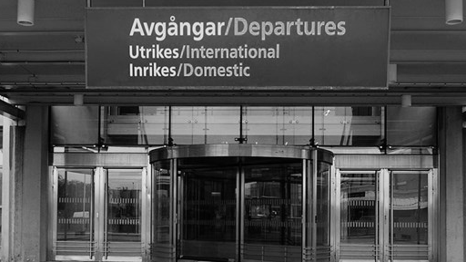 Avgångshall för utrikesflyg på svensk flygplats.