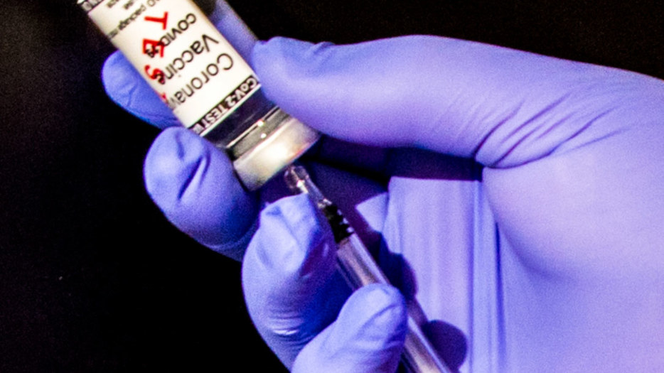 närbild på covidvaccin