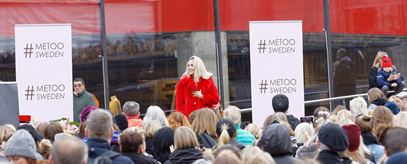 #Metoo Sweden Demonstration i Stockholm. I publikhavet syns en kvinna i röd jacka särskilt tydligt