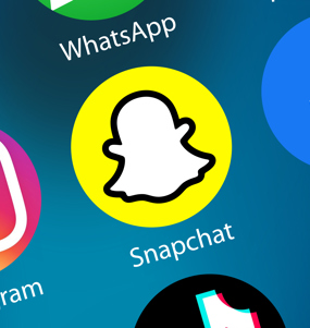 ikoner på en skärm för instagram, snapchat och facebook