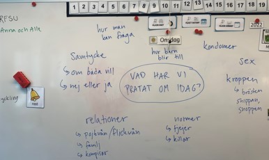 En whiteboardtavla i ett klassrum med anteckningar från en genomgång om sex och samlevnad. Det står saker som "Vad har vi pratat om idag?" "Samtycke, normer, relationer, sex, kondomer, hur barn blir till"